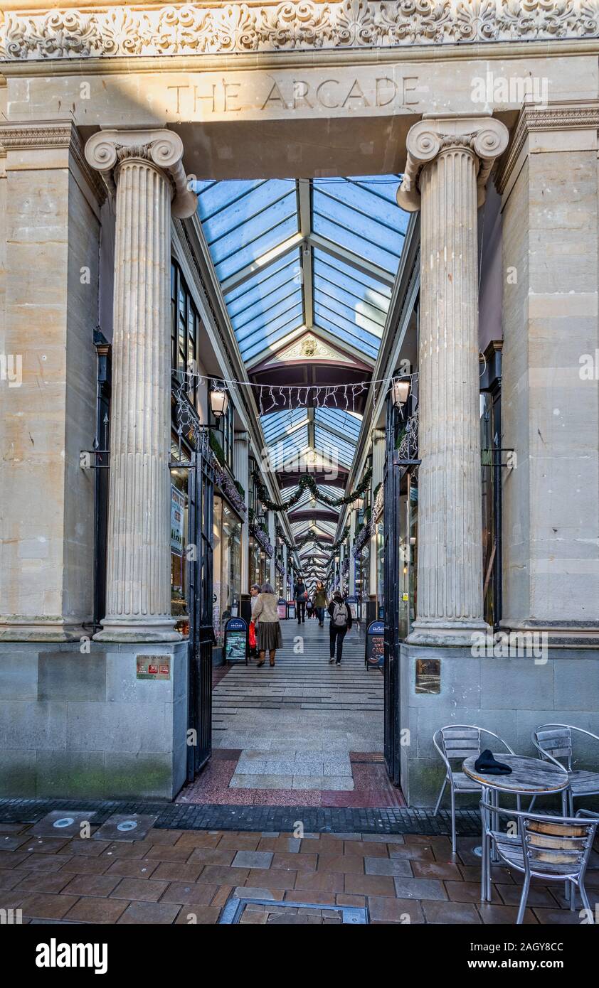 Die Arcade - denkmalgeschützte viktorianische Einkaufspassage in Bristol, Avon, Großbritannien am 21. Dezember 2019 Stockfoto