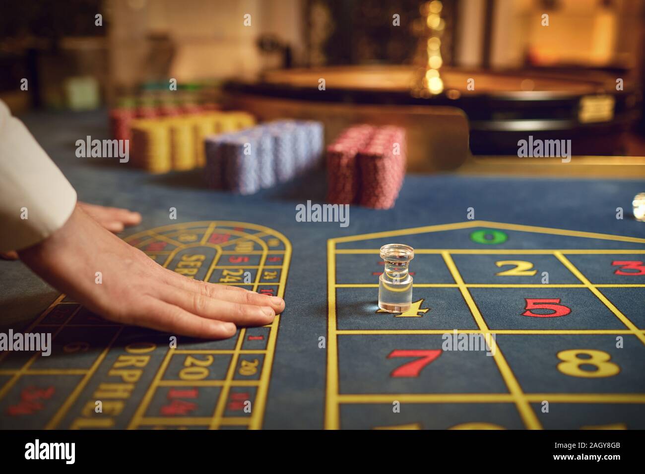 Die Hand des Croupier gibt die gewinnenden Sektor auf dem Roulettetisch. Roulette casino wetten Glücksspiel Poker Hintergrund Konzept. Stockfoto