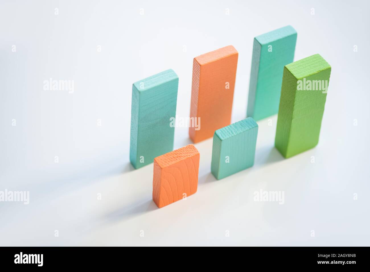 Zwei parallele Reihen von Blau, Orange und Grün Holz Steine, die Charts Stockfoto