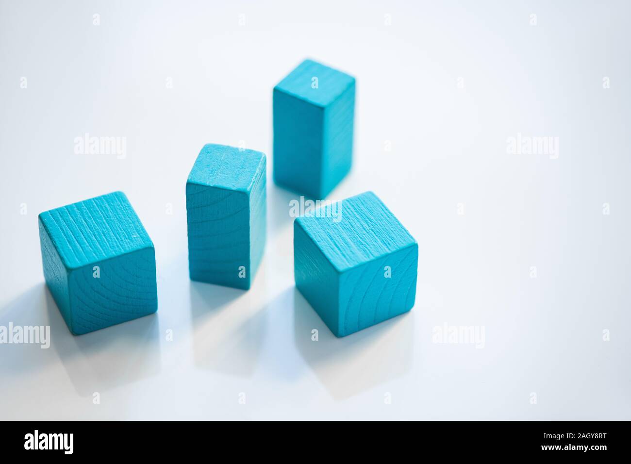 Gruppe der Blaue Ziegel und Holz Würfel stehen in zufälliger Reihenfolge Stockfoto