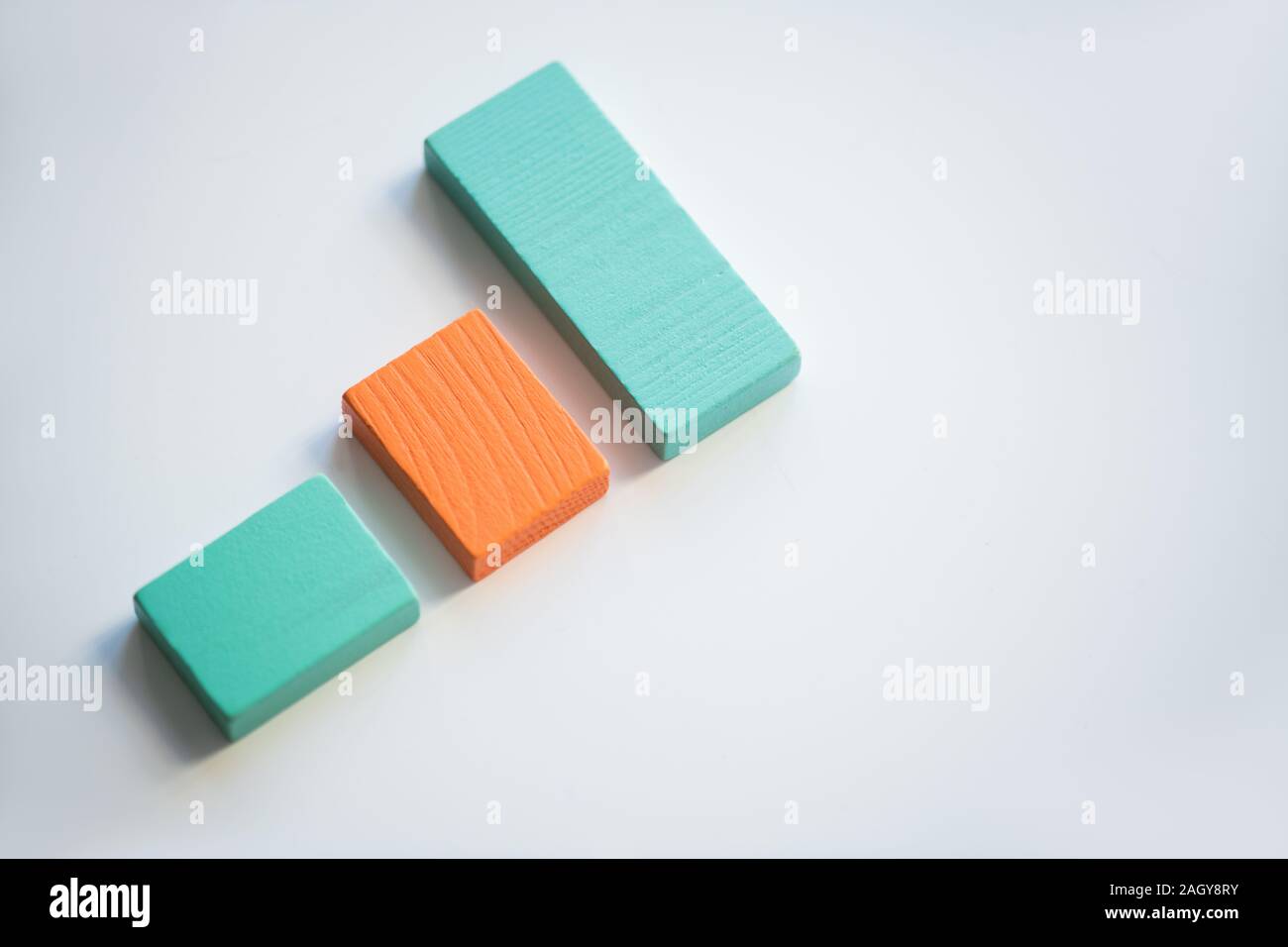 Orange und Blau Holz Steine, die Diagramm vor weißem Hintergrund Stockfoto