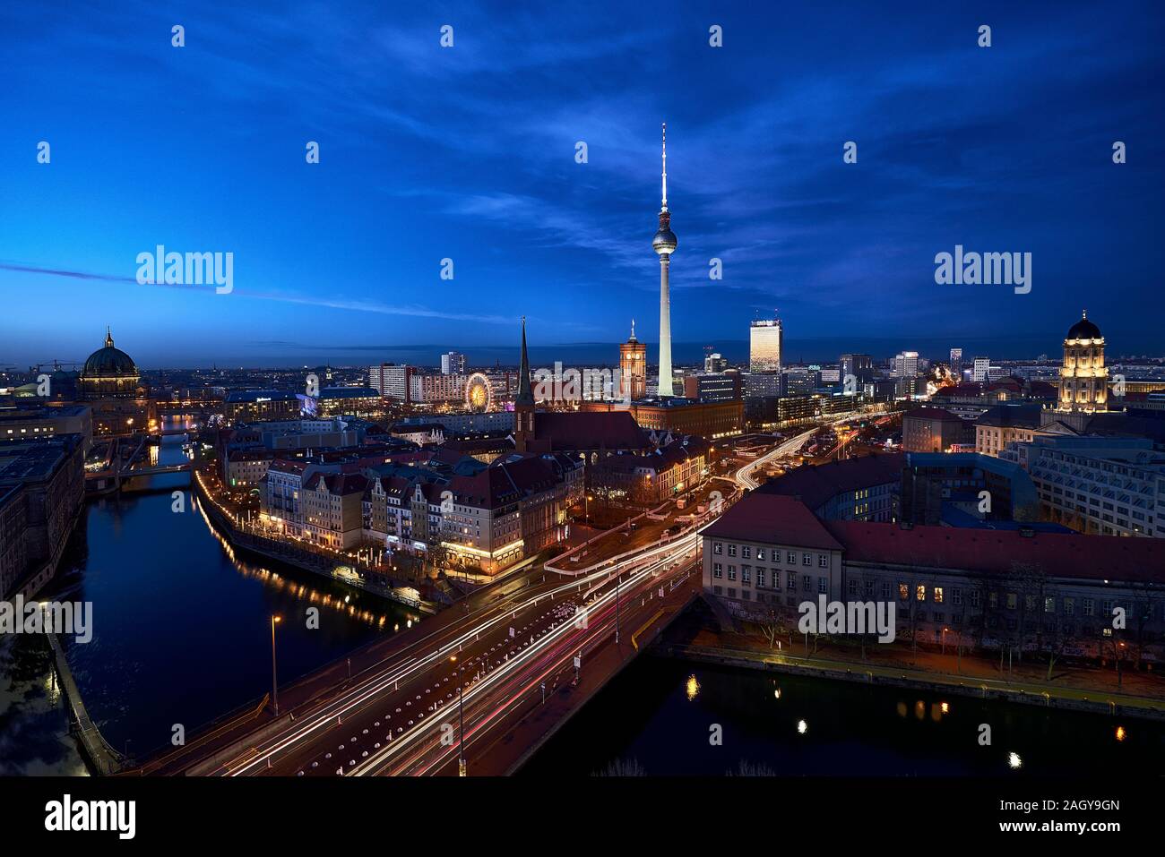 Weiten Panoramablick auf Berlin City Center ehemaligen östlichen Teil bei Nacht Stockfoto