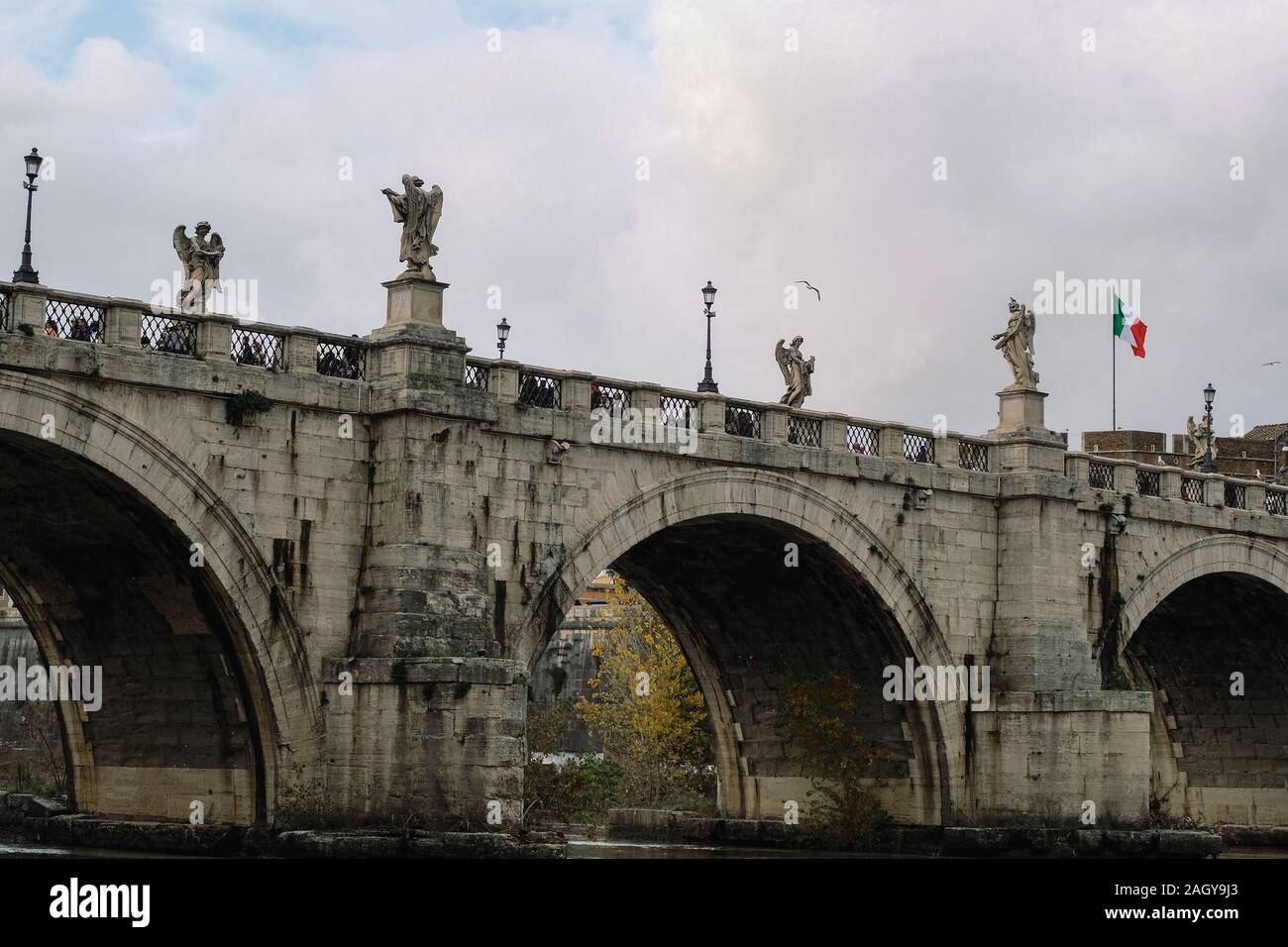 Berühmte monumentale Sant'Angelo Brücke aus Stein im Zentrum von Rom, Vatikan Gebäude Stockfoto