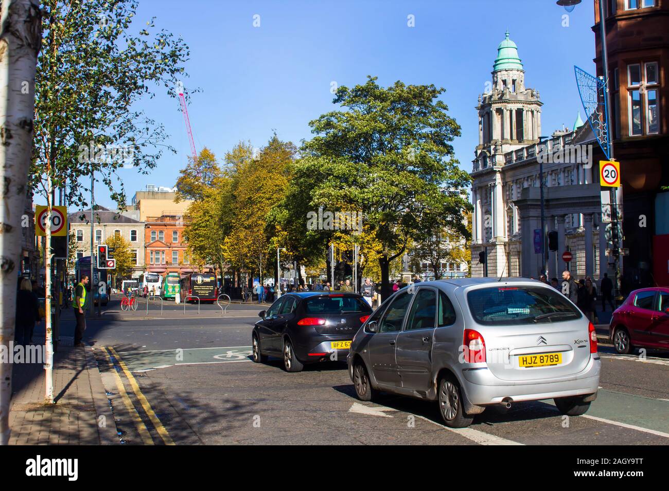 16. Oktober 2019 Verkehr angehalten an der Ampel an der Ecke der Bedford Street und Howard Street in Belfast, Nordirland mit der Westseite von Stockfoto