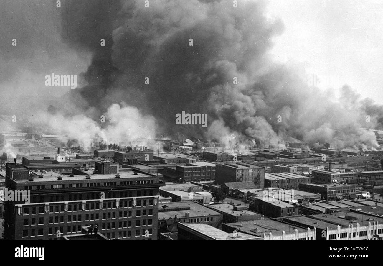 Zerstörung von 1921 Tulsa Race Riot. Die Tulsa race Riot (auch die Tulsa Massaker genannt, Greenwood Massaker, oder der Black Wall Street Massacre) von 1921 fand am 31. Mai und 1. Juni 1921, als Mobs der weiße Bewohner angegriffen schwarzen Bewohner und Unternehmen der Greenwood Bezirk in Tulsa, Oklahoma. USA Stockfoto