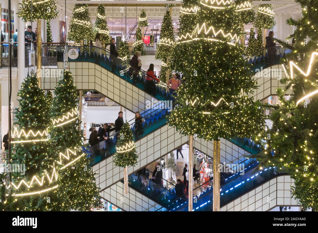 Paris Weihnachten Le Bon Marche-Interieur von Le Bon Marche Department Store in Paris, Frankreich, Europa. Stockfoto