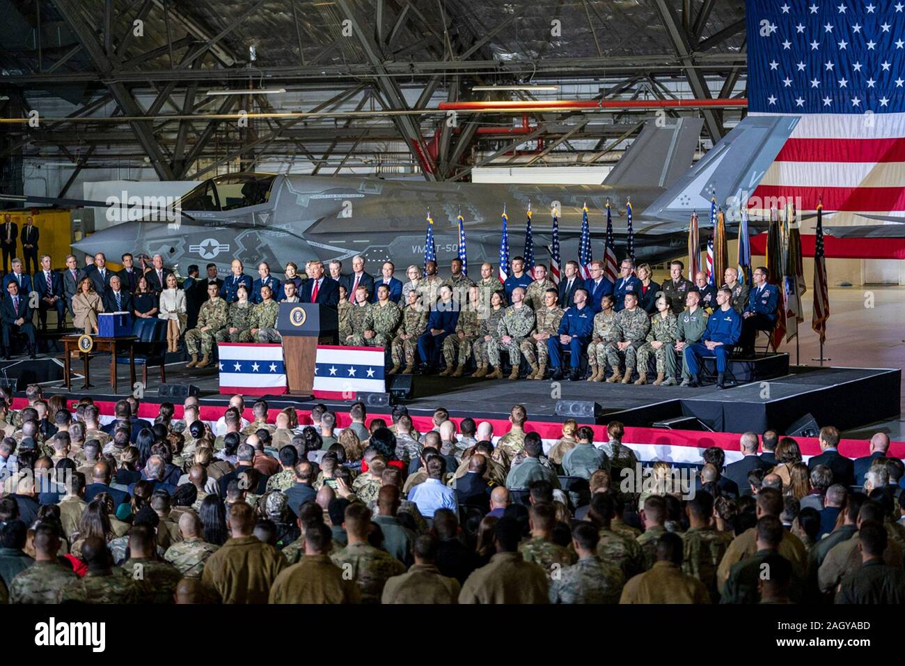 Us-Präsident Donald Trump liefert Erläuterungen während einer Zeremonie für Sl. 1790, das National Defense Authorization Act für das Geschäftsjahr 2020 im Hangar 6 am Andrews Air Force Base Dezember 20, 2019 in Clinton, Maryland. Trump hielt das Ereignis vor der Abreise für zwei Wochen Urlaub zu seinem Resort in Palm Beach. Stockfoto