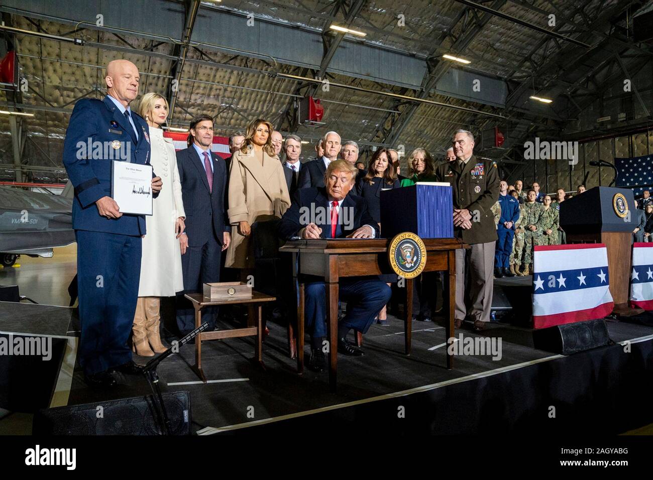 Us-Präsident Donald Trump während einer Zeremonie für Sl. 1790, das National Defense Authorization Act für das Geschäftsjahr 2020 im Hangar 6 am Andrews Air Force Base Dezember 20, 2019 in Clinton, Maryland. Trump hielt das Ereignis vor der Abreise für zwei Wochen Urlaub zu seinem Resort in Palm Beach. Stockfoto