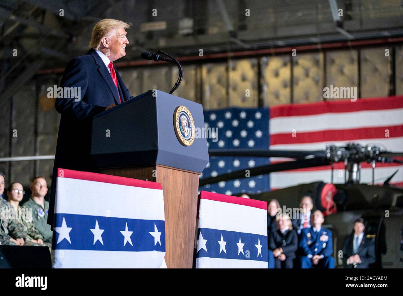 Us-Präsident Donald Trump liefert Erläuterungen während einer Zeremonie für Sl. 1790, das National Defense Authorization Act für das Geschäftsjahr 2020 im Hangar 6 am Andrews Air Force Base Dezember 20, 2019 in Clinton, Maryland. Trump hielt das Ereignis vor der Abreise für zwei Wochen Urlaub zu seinem Resort in Palm Beach. Stockfoto