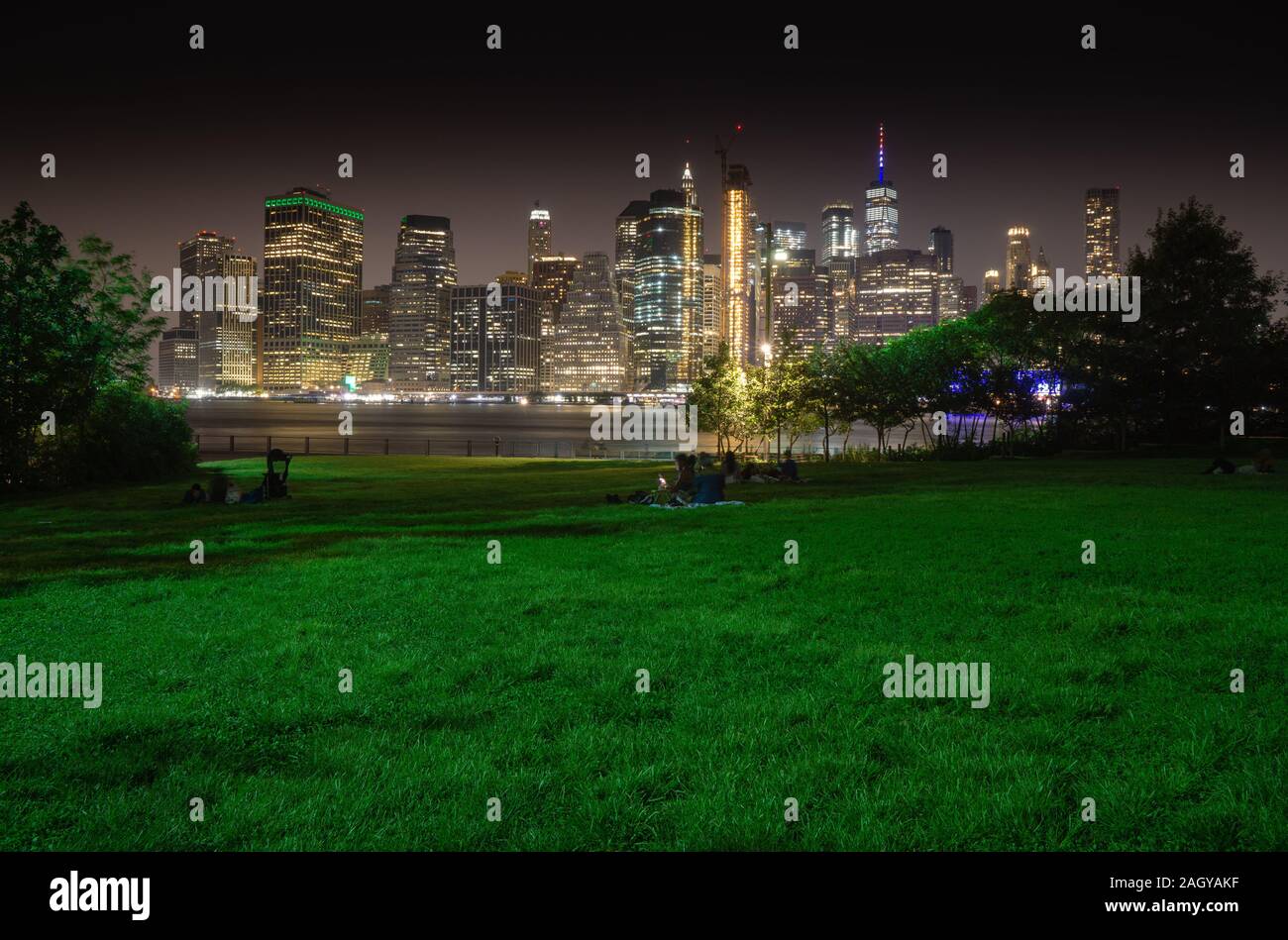 Langzeitbelichtung von New York City Manhattan Downtown Skyline bei Nacht aus Brooklyn Bridge Park gesehen Stockfoto