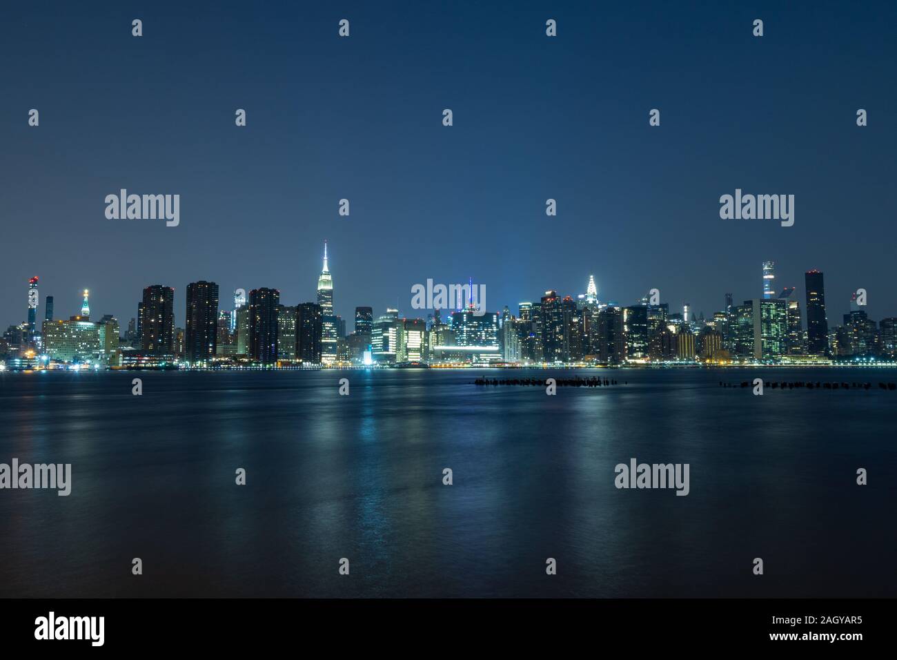 Langzeitbelichtung von New York City Manhattan Midtown Skyline bei Nacht vom Sender Park gesehen Stockfoto