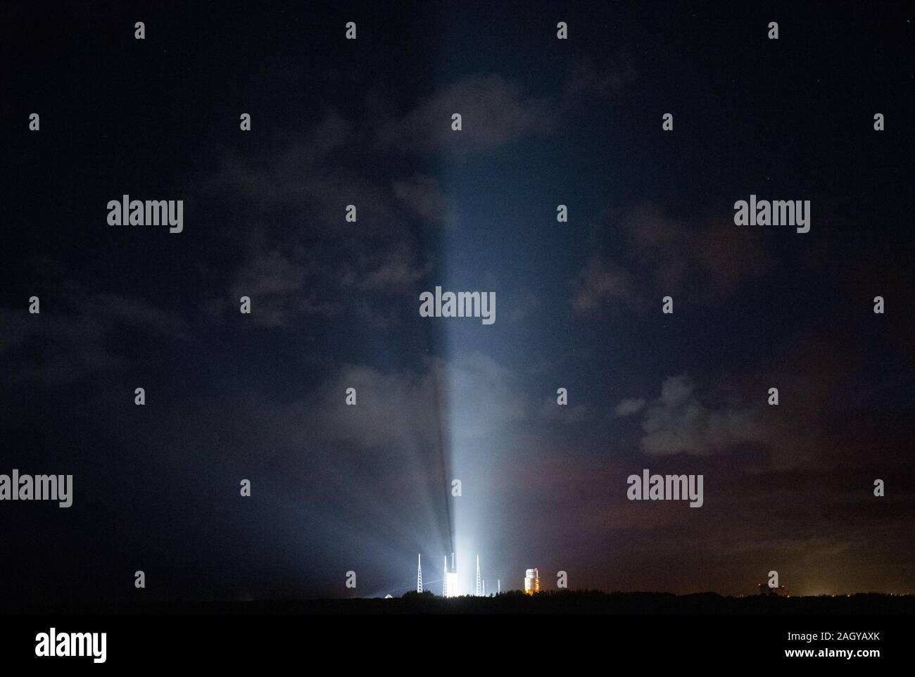 Die United Launch Alliance Atlas-V-Rakete mit dem Boeing CST-100 Starliner Raumschiff durch Strahler an der Startrampe in der Vorbereitung für den Start Space Launch Complex 41 beleuchtete der Cape Canaveral Air Force Station Dezember 18, 2019 in Cape Canaveral, Florida. Der unbemannte Orbital Flight Test ist die erste Mission des Starliner zur Internationalen Raumstation Teil der NASA Commercial Crew Programm. Stockfoto