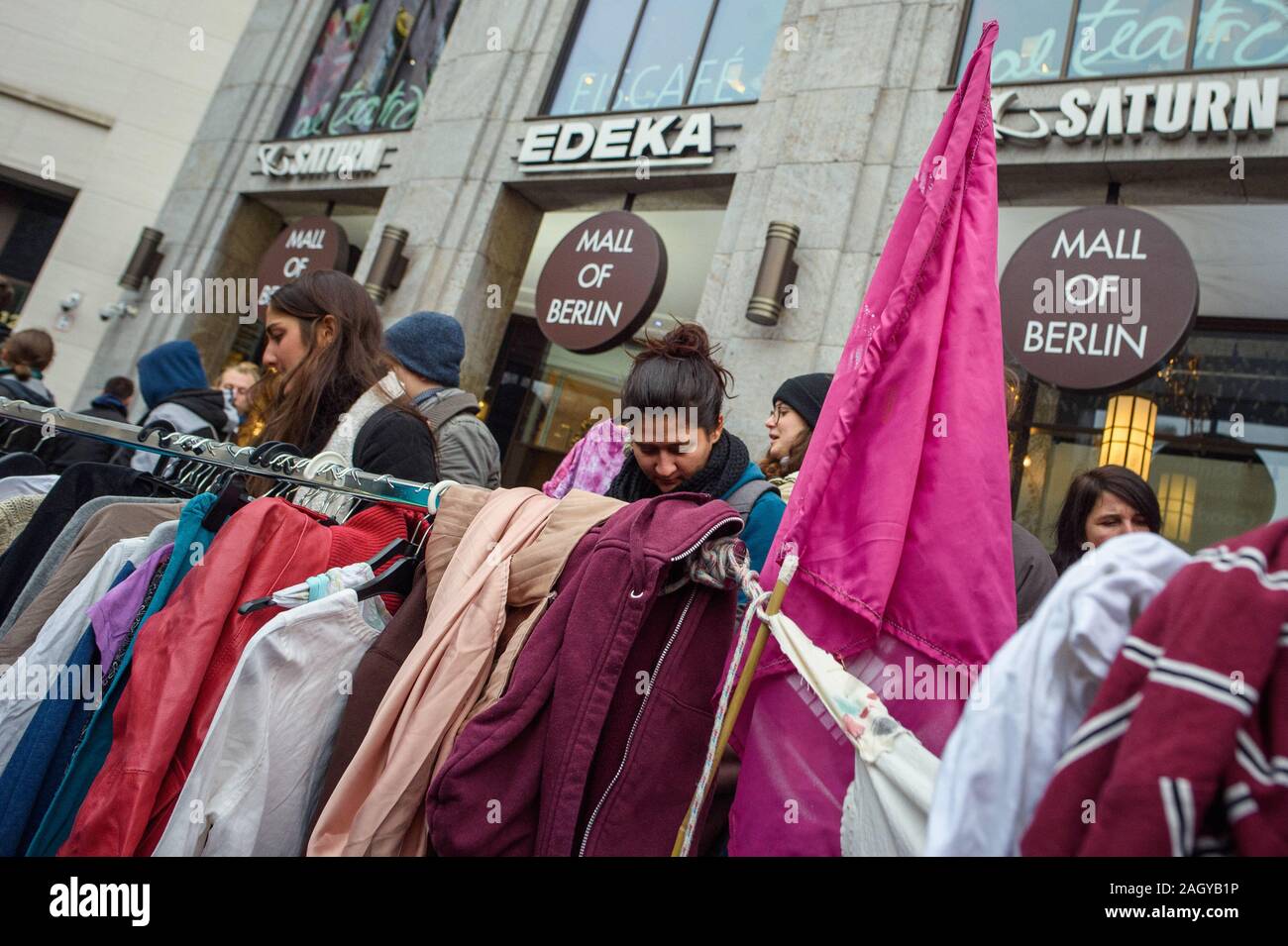 Berlin, Deutschland. 22 Dez, 2019. Die Demonstranten organisieren eine Kleidung exchange Aktion vor der "alle Berliner Einkaufszentrum gegen Weihnachten Verbrauch zu protestieren. Credit: Gregor Fischer/dpa/Alamy leben Nachrichten Stockfoto