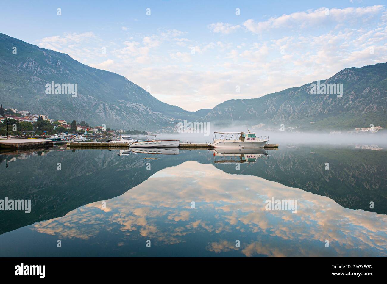 Ein Blick auf die Bucht von Kotor aus dem Dorf Dobrota Richtung Stadt Kotor, Montenegro. Stockfoto