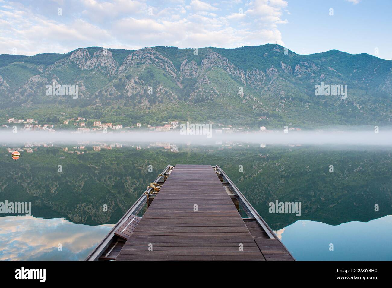Ein Blick auf die Bucht von Kotor aus dem Dorf Dobrota in Richtung der Berge von Myo und Prcanj, Montenegro. Stockfoto