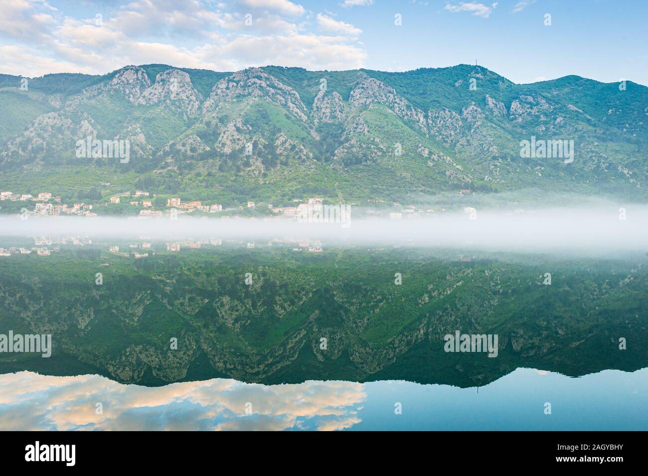 Ein Blick auf die Bucht von Kotor aus dem Dorf Dobrota in Richtung der Berge von Myo und Prcanj, Montenegro. Stockfoto