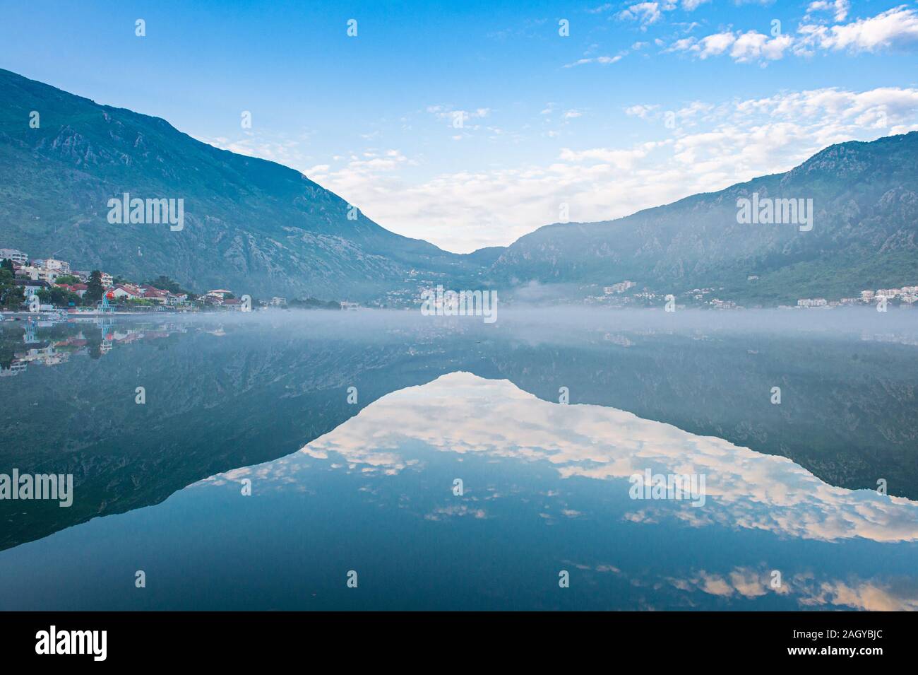 Ein Blick auf die Bucht von Kotor aus dem Dorf Dobrota Richtung Stadt Kotor, Montenegro. Stockfoto
