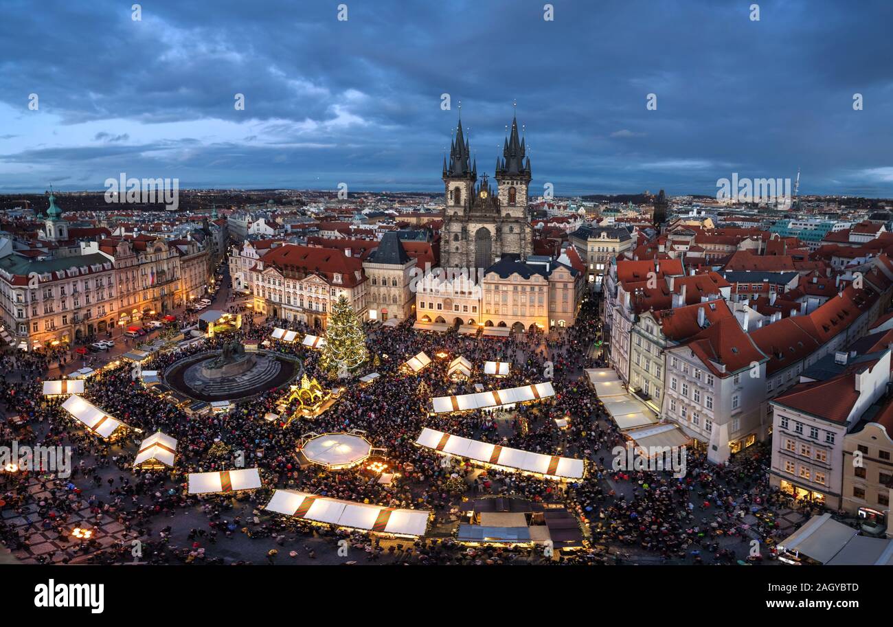 Überfüllte Weihnachtsmarkt auf dem Altstädter Ring (Staromestske Namesti) am Abend, Prag, Tschechien Stockfoto