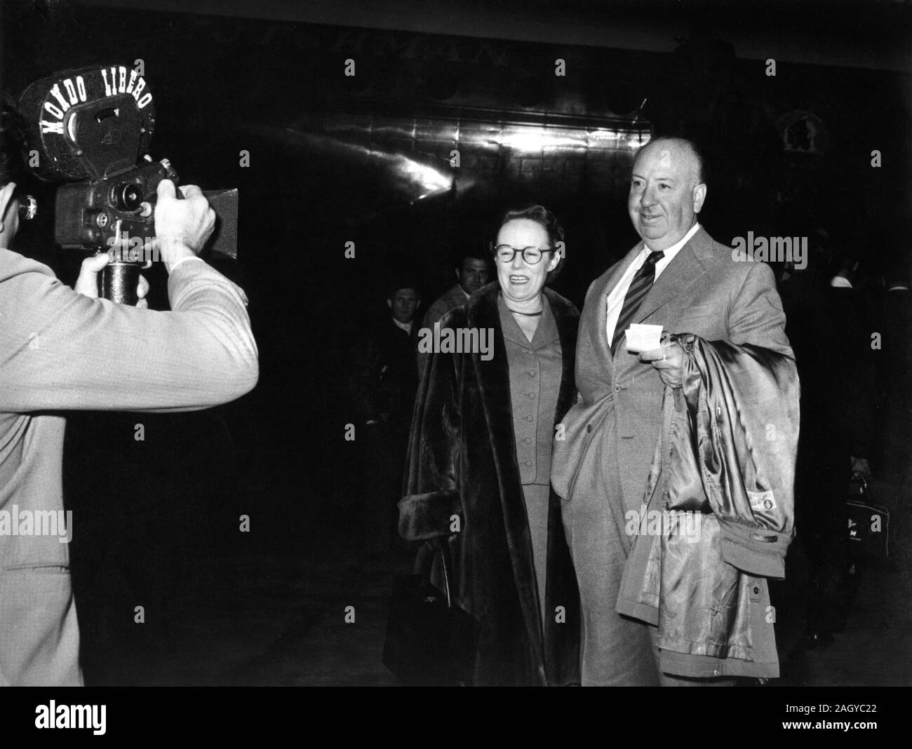 Regisseur Alfred Hitchcock und seine Frau Alma Reville HITCHCOCK im Mai 1955 gefilmt von Italienischen Wochenschau Kameramann für Mondo Libero verlassen der Flughafen Rom Ciampino auf KLM Flug nach Kairo für Filmaufnahmen für den Mann, der zu viel wusste 1956 freigegeben Stockfoto
