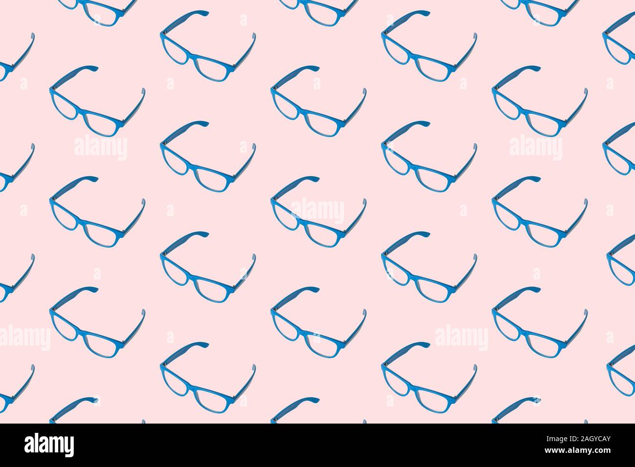 Muster aus blauen Brillen minimal kreatives Konzept. Stockfoto