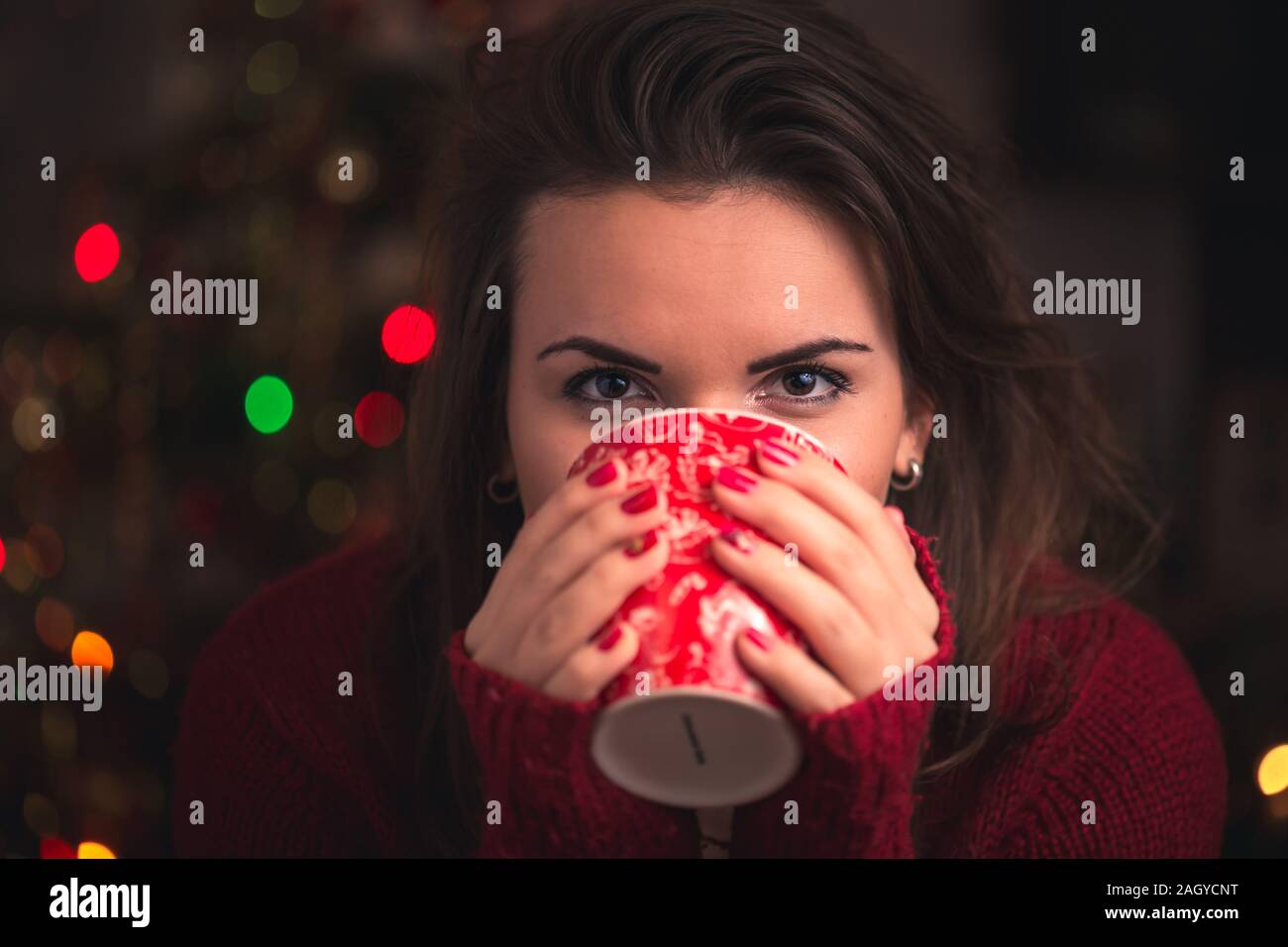 Frau winter Cup mit schönen Weihnachten Motiv schließen bis auf Weihnachten Hintergrund. Winter und Weihnachten Konzept. Stockfoto