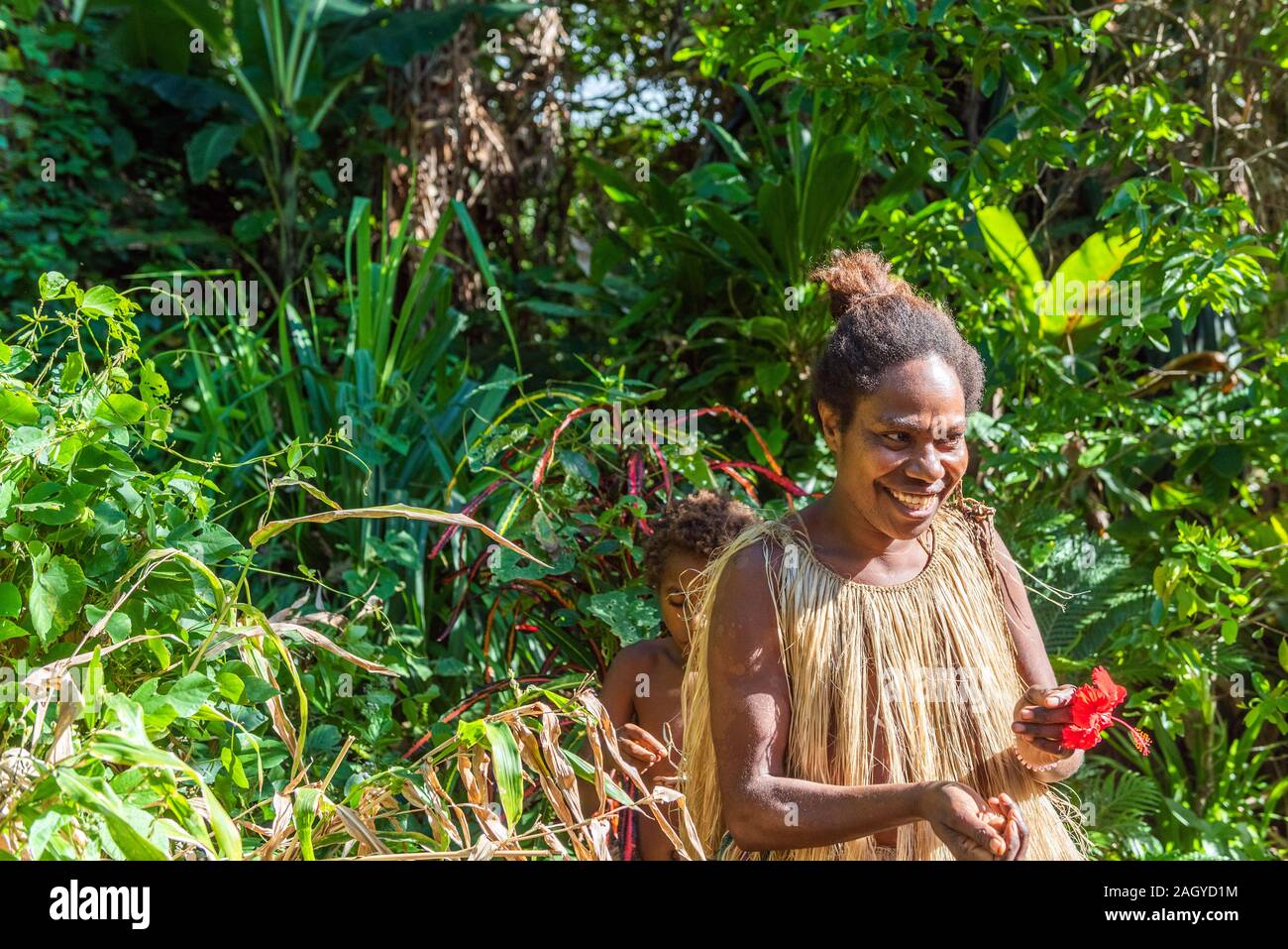 Insel Tanna, VANUATU - Juli 21, 2019: Porträt einer Frau mit einer Blume im Dorf Yakel. Mit selektiven Fokus Stockfoto