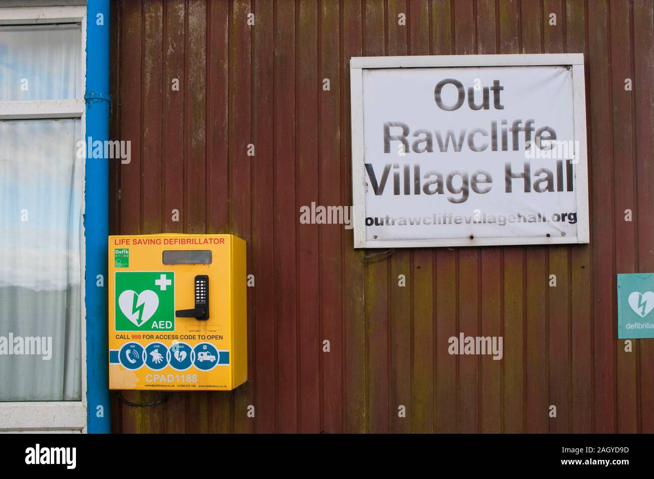 Lebensrettender Defibrillator Ausrüstung auf Wand, rawcliffe Village Hall Lancashire England Großbritannien positioniert. Stockfoto