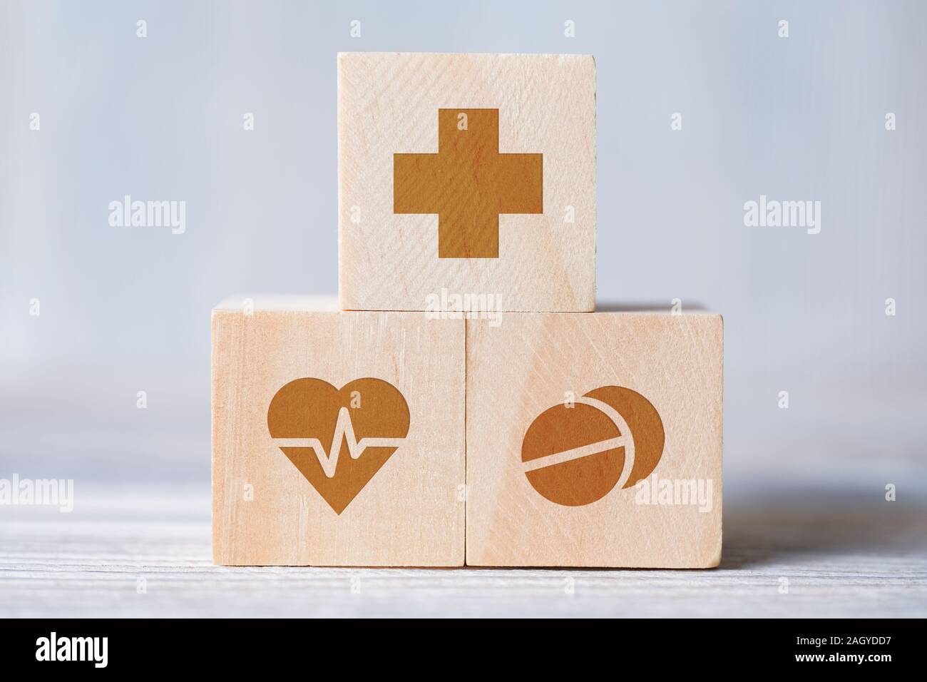 Nahaufnahme des Cubes mit medizinische Symbole Kreuz, Herz mit Elektrokardiogramm, Pillen. Konzept der medizinische Unterstützung oder Prüfung, Gesundheit. Stockfoto