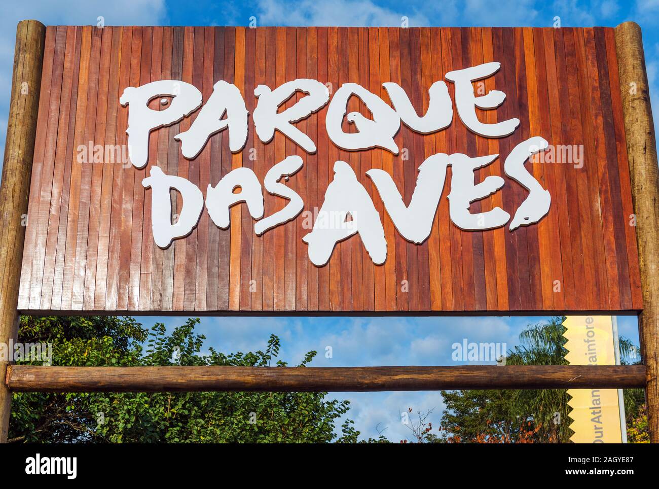 BIRD PARK IGUAZU, Brasilien - 22. JUNI 2019: Hölzernes Schild mit der Aufschrift "Parque das Aves". Close-up Stockfoto