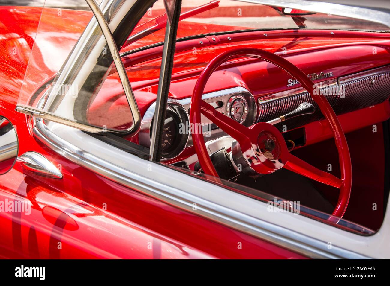 Die roten Innenraum eines Oldtimer, Oldtimer, geparkten n der Altstadt Teil der Stadt Havanna, Kuba Stockfoto