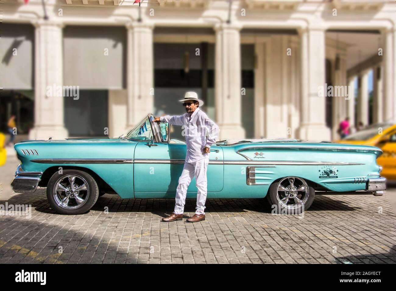 Ein Klassiker, 1950, Cabrio, bemalt Türkis, in absolut neuwertigem Zustand; in der Altstadt von der Stadt Havanna, Kuba geparkt Stockfoto