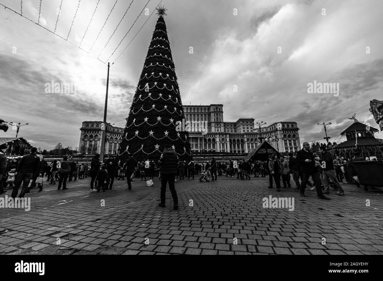 Bukarest Weihnachtsmarkt vor dem Palast des Parlaments, Weihnachtsbaum, Lichter, Menschen wandern in der Weihnachtsmarkt in Bukarest, Romani Stockfoto