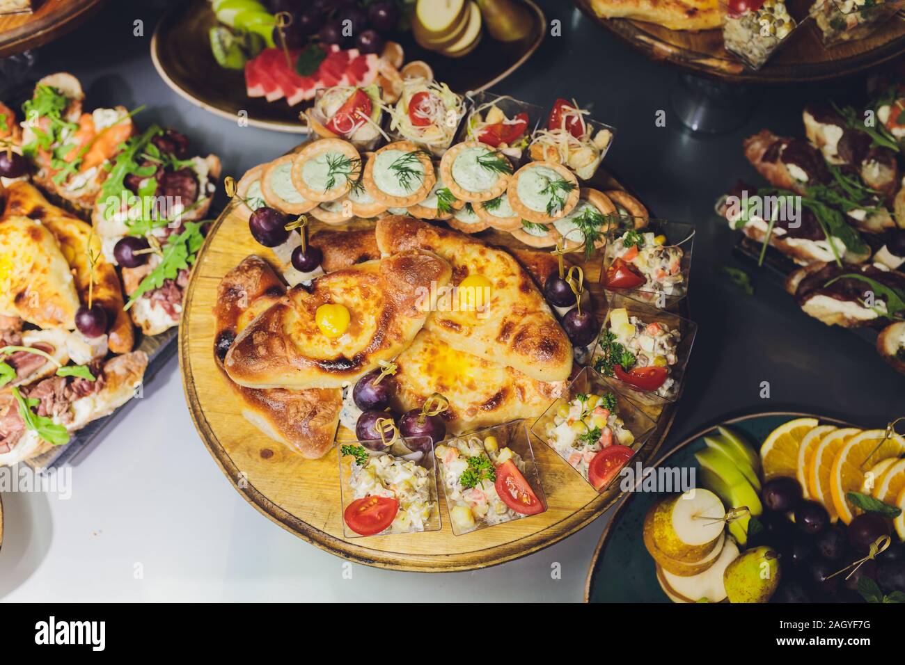 Verschiedene chinesische Gerichte. Chinesische Nudeln, Reis, Knödel, Pekingente, Dim Sum, Frühlingsrollen. Berühmte chinesische Gerichte auf den Tisch. Top vie Stockfoto