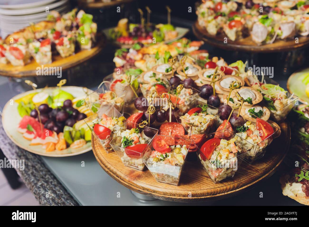 Verschiedene chinesische Gerichte. Chinesische Nudeln, Reis, Knödel, Pekingente, Dim Sum, Frühlingsrollen. Berühmte chinesische Gerichte auf den Tisch. Top vie Stockfoto