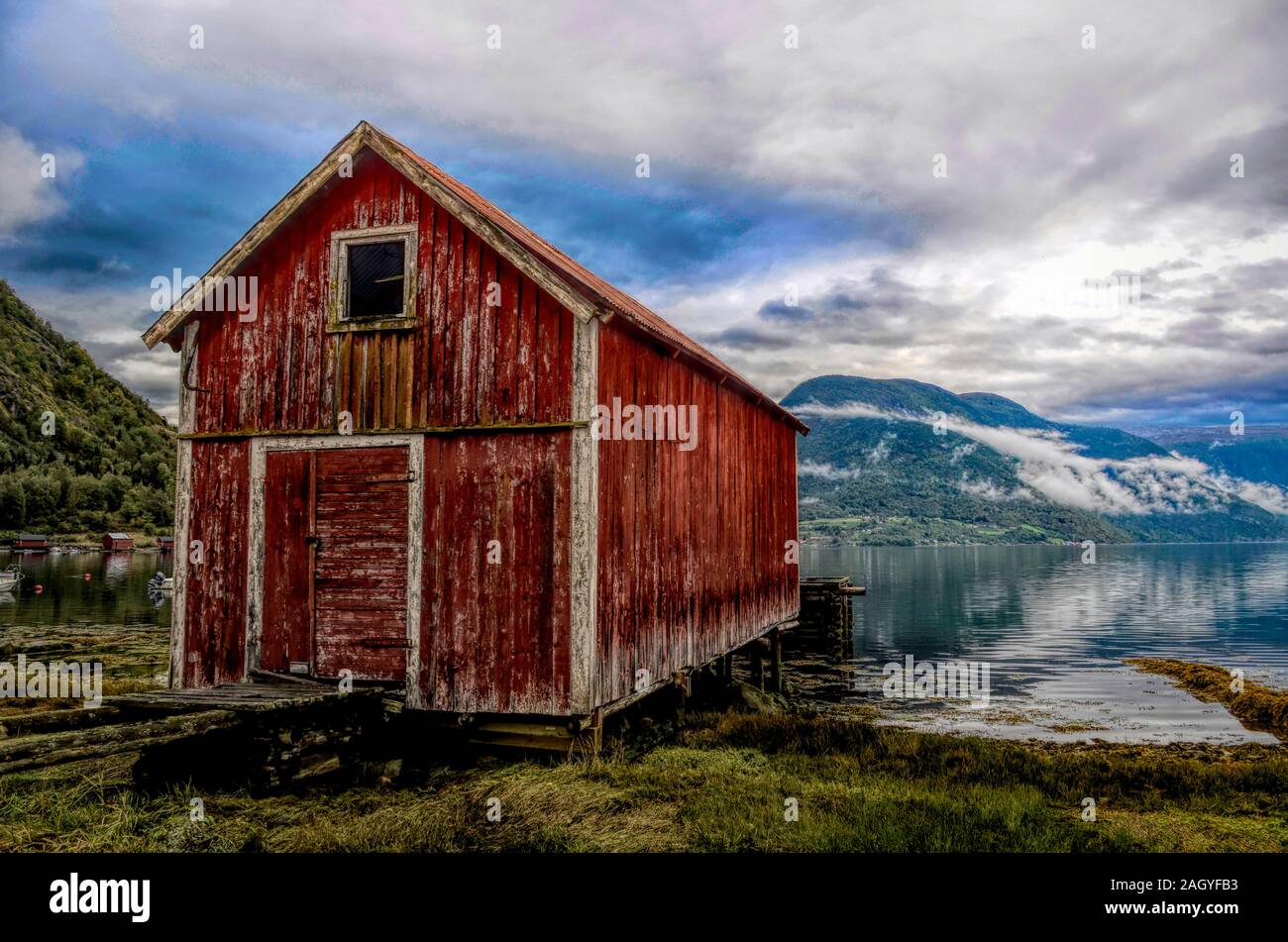 Solvorn ist ein Dorf in der Gemeinde Glanz in Sogn und Fjordane County, Norwegen. Es ist ein idyllischer, Angeln und Bootfahren Ferienhäuser Stadt. Stockfoto