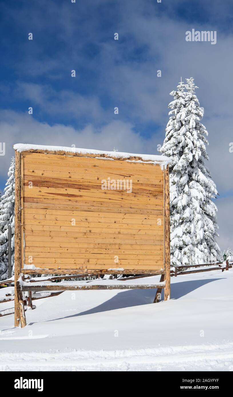 Große leere Holz- anschlagtafel im Winter Berglandschaft, vertikale Ausrichtung Stockfoto