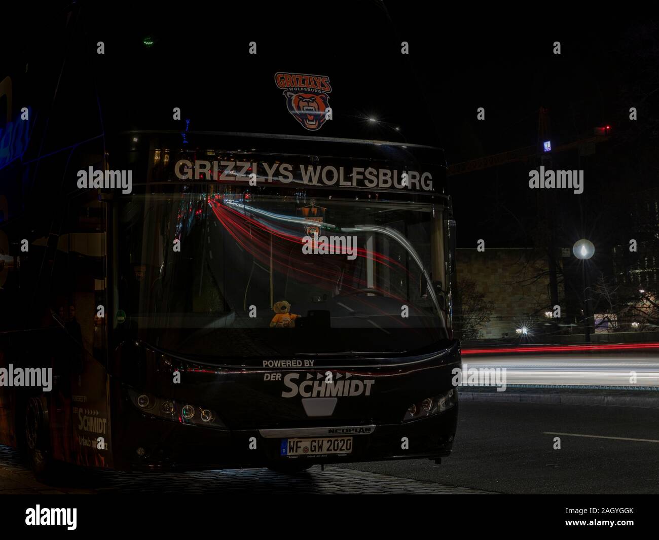 Deutsche professionelle Sportmannschaften Reisen zu den Spielen manchmal mit Bussen. Bus der Grizzlys Wolfsburg Eishockey Team ist in Nürnberg Stadt geparkt. Stockfoto