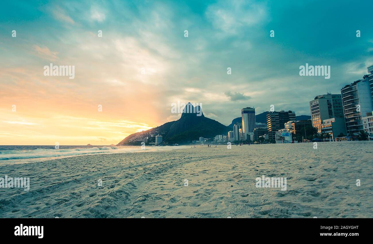 Sonnenuntergang am Strand von Ipanema in Rio de Janeiro, Brasilien Stockfoto