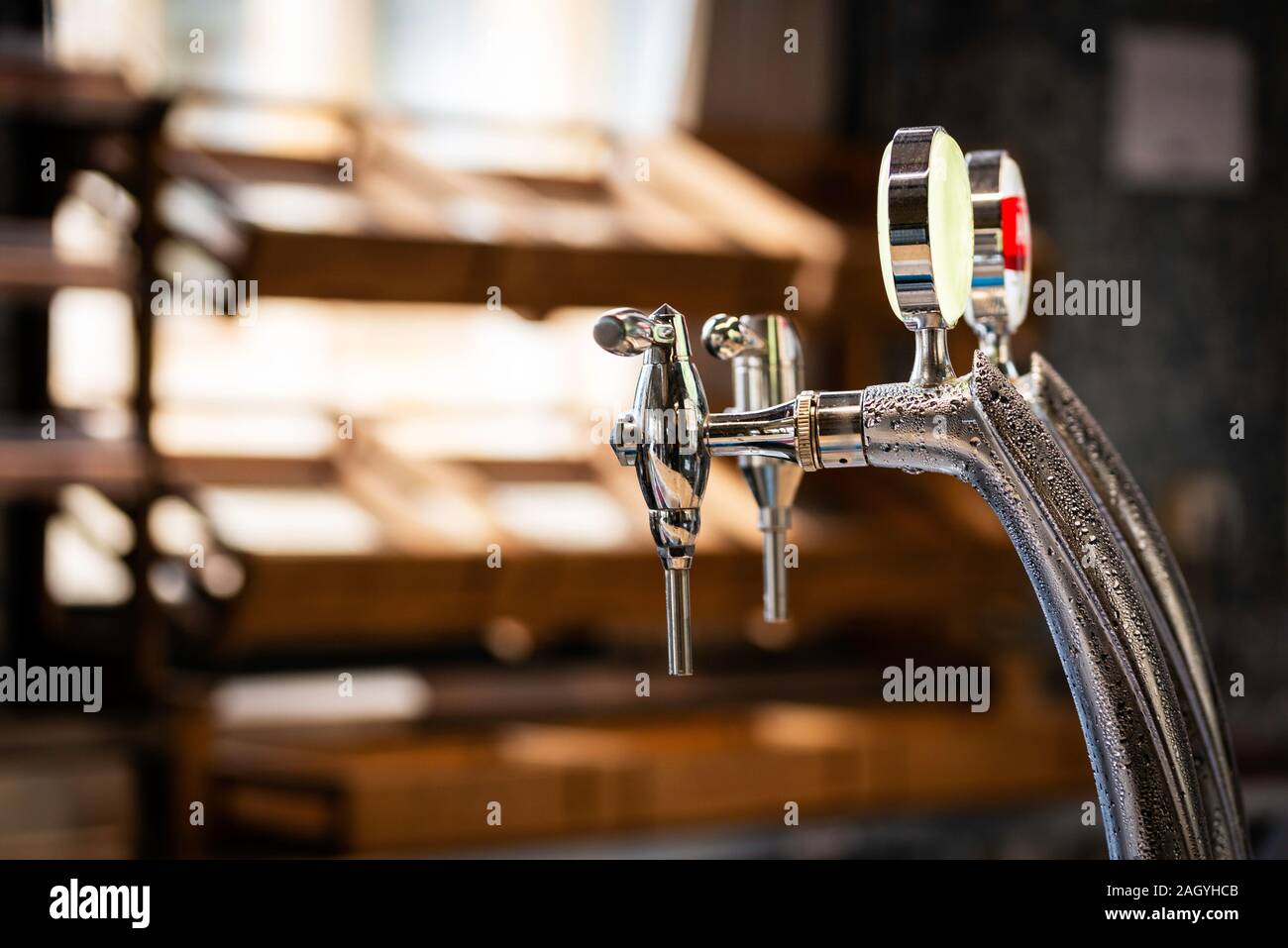 Nahaufnahme der glänzenden Bier über unscharfen Hintergrund bei Brauerei Leiste tippen. Stockfoto