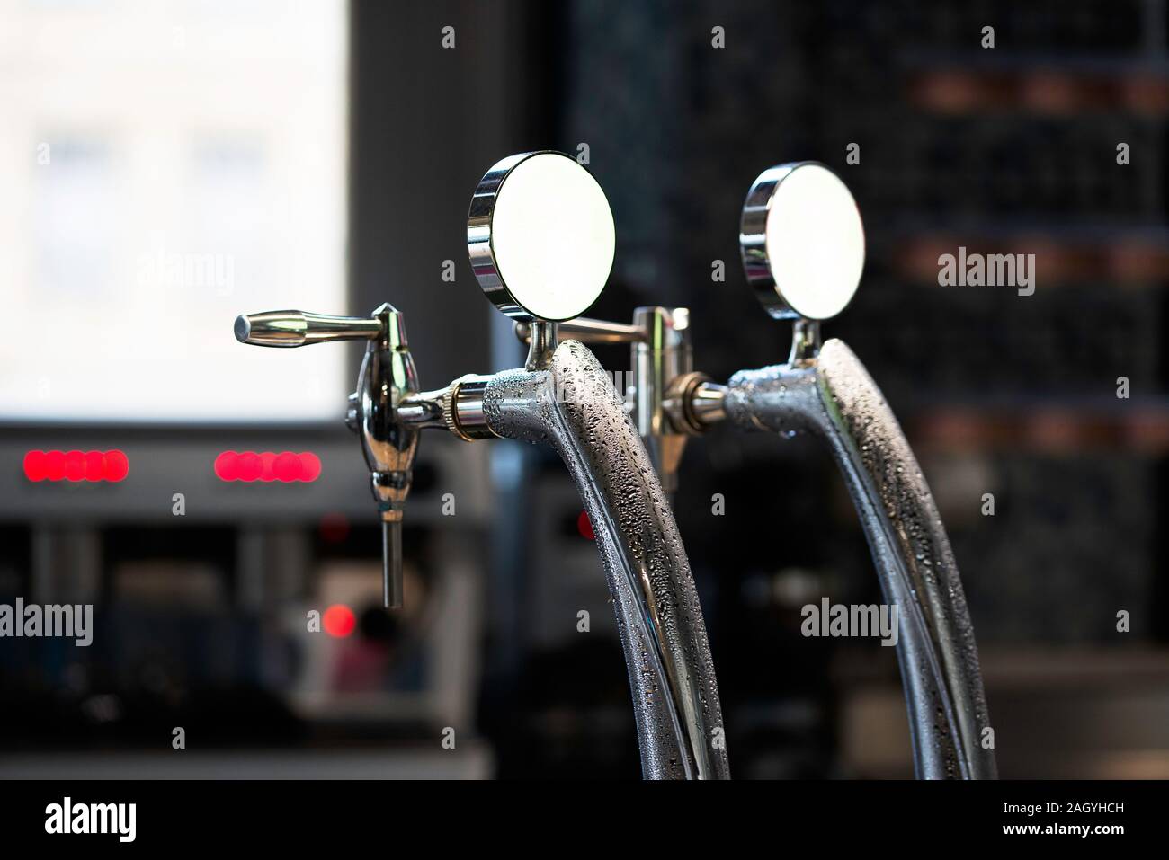 Nahaufnahme der glänzenden Bier über unscharfen Hintergrund bei Brauerei Leiste tippen. Stockfoto