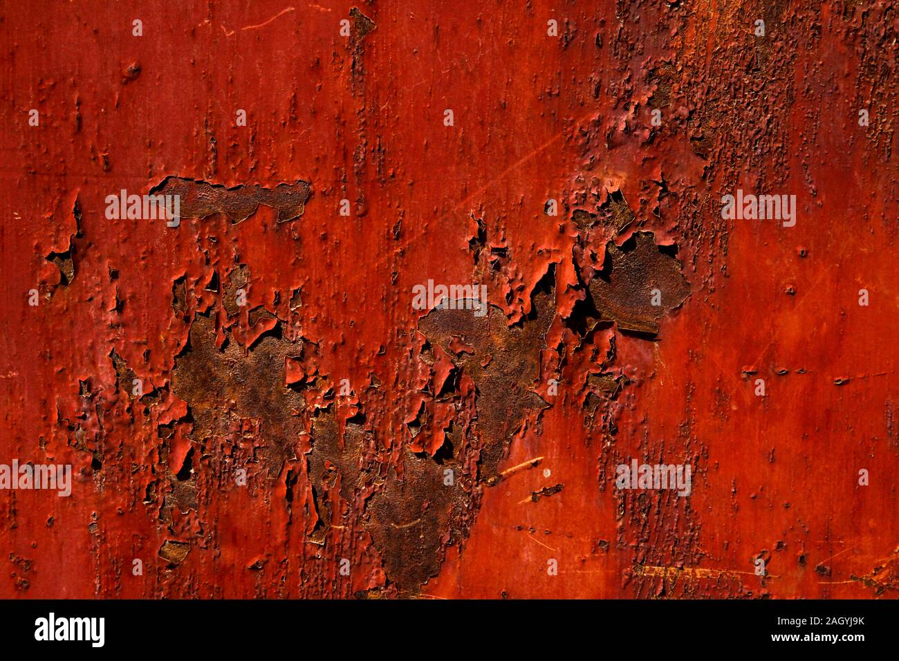 Rote Farbe auf Metallbläschen, Rissen und Weatdern in den Elementen Stockfoto