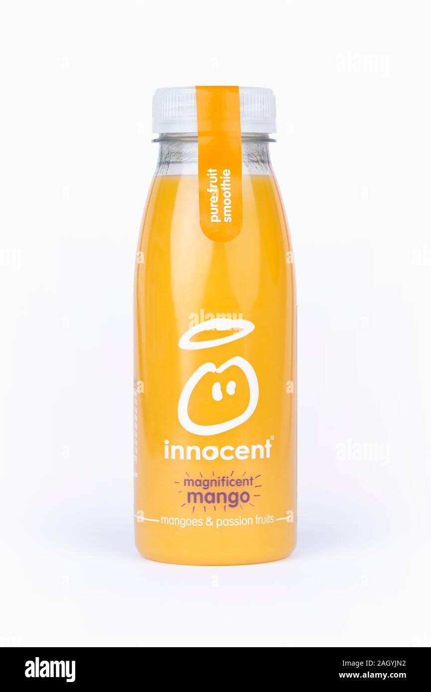 Eine Flasche Unschuldige herrliche Mango Smoothie trinken Schuß auf einem weißen Hintergrund. Stockfoto