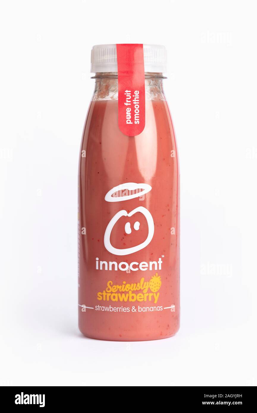 Eine Flasche unschuldige Ernst Erdbeere Smoothie trinken Schuß auf einen gelben Hintergrund. Stockfoto