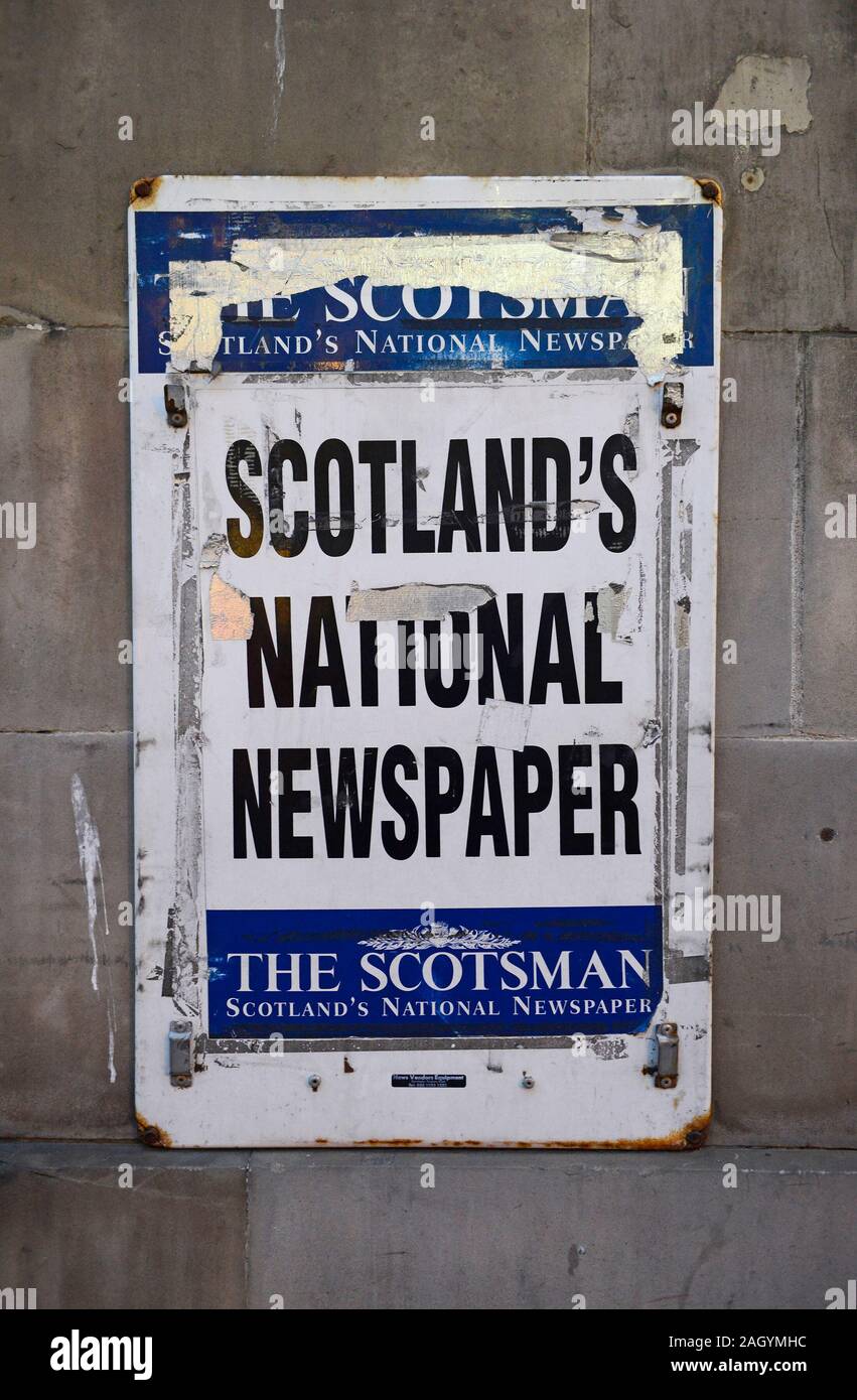 Eine alte Dose Zeichen, vielleicht einmal eine Zeitung Inhaber, an einer Wand in Edinburgh Werbung Zeitung The Scotsman, eine von Schottlands wichtigsten Tageszeitungen. Stockfoto