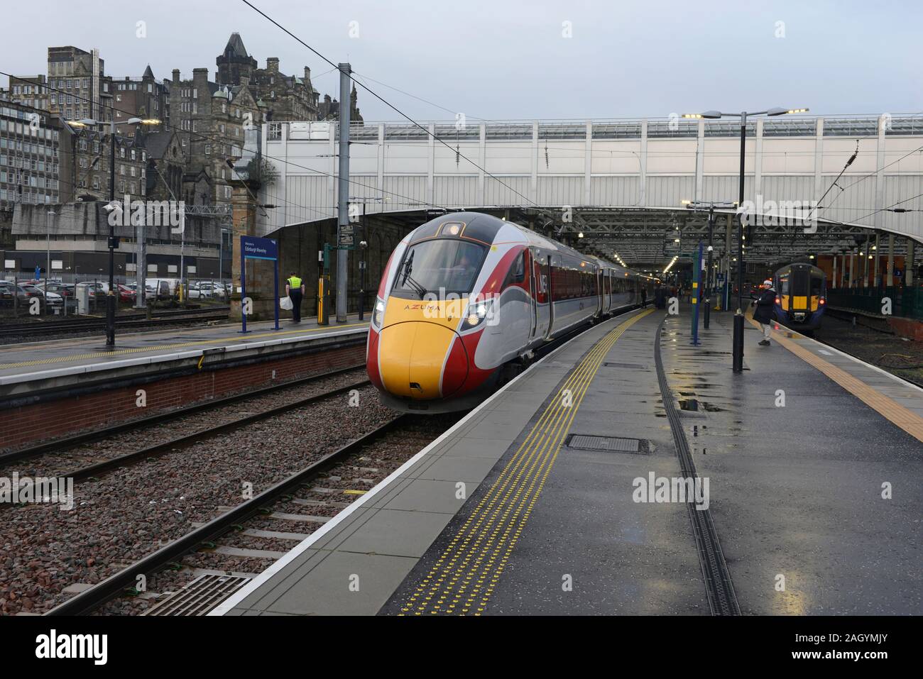 Eine LNER Azuma Zug steht bei der Waverley Station in Edinburgh mit einem Service in London Kings Cross. Stockfoto