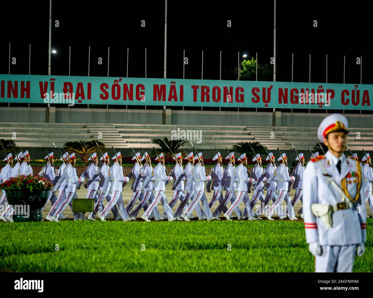 Nacht Wachwechsel Zeremonie, Ho Chi Minh Mausoleum, Ba Dinh Square, Hanoi, Vietnam, Asien Stockfoto