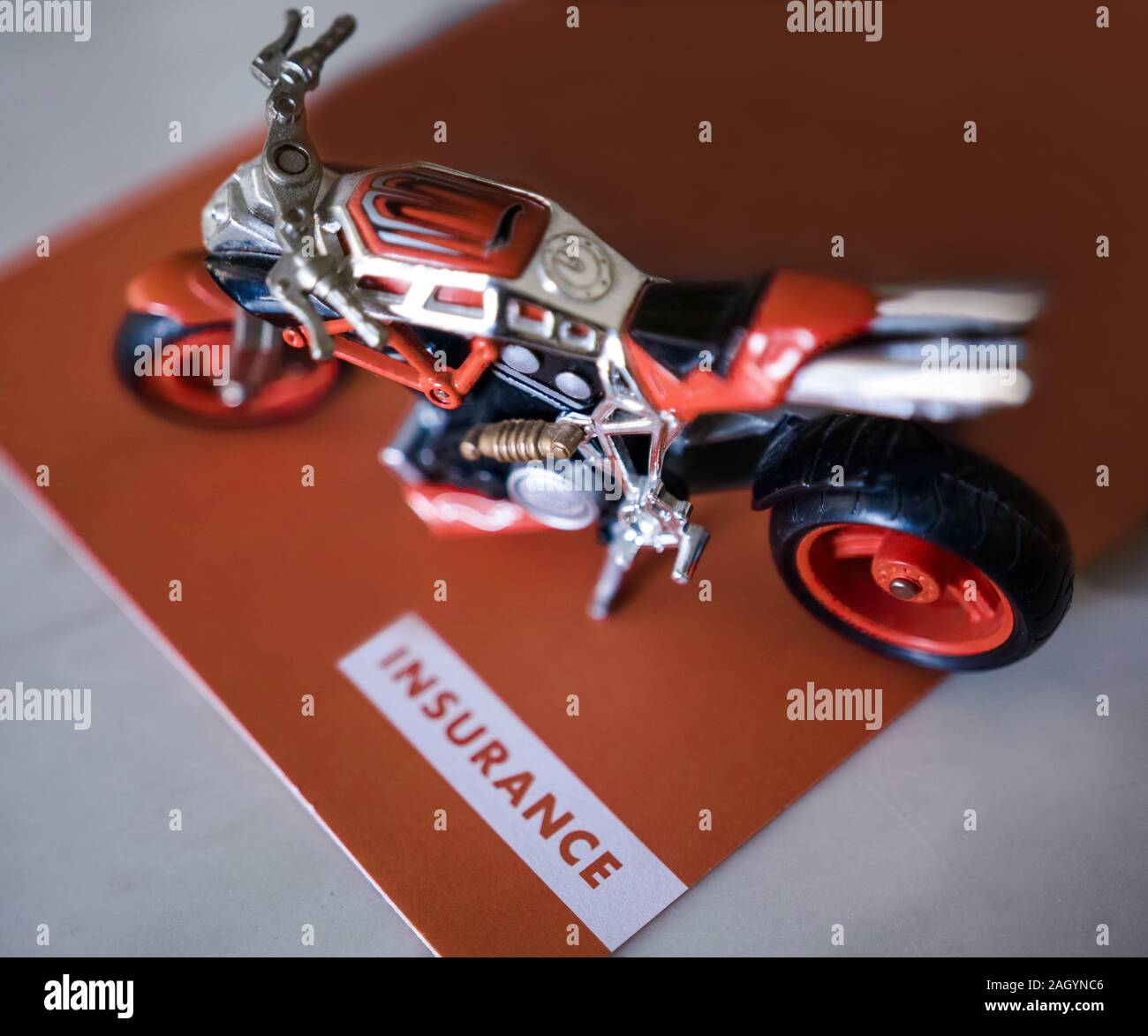 Ein Motorrad Spielzeug geparkt auf einem Versicherung Flyer. Stockfoto