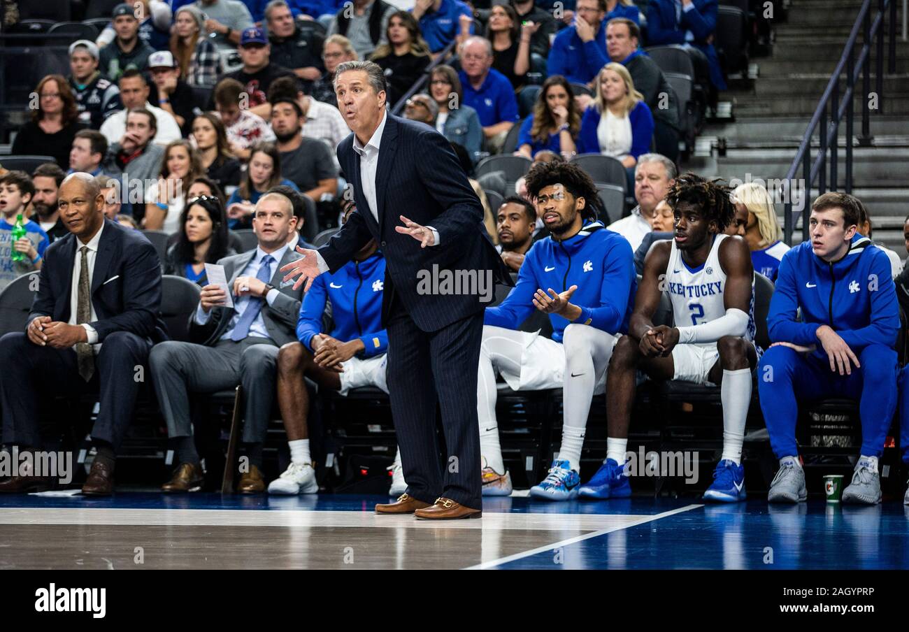 Las Vegas, NV, USA 21 Dez, 2019. A. in Kentucky Wildkatzen Head Coach John Calipari auf dem Gericht während der NCAA Basketball MenÕs CBS Sports Klassiker zwischen der Ohio State Buckeyes und den Kentucky Wildcats verloren 65-71 bei T-Mobile Arena Las Vegas, NV. Thurman James/CSM/Alamy leben Nachrichten Stockfoto