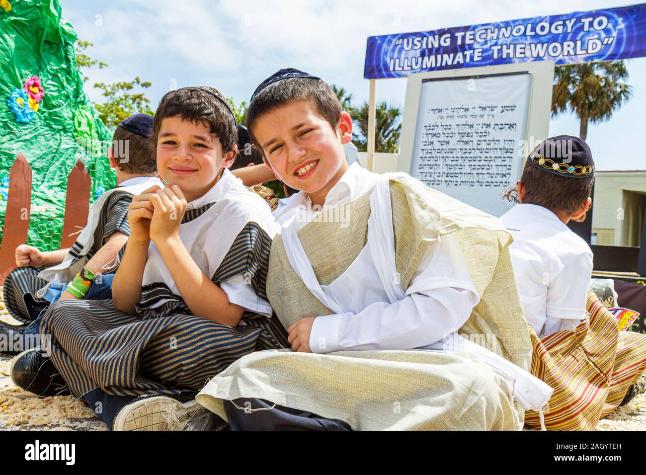 Miami Hallandale Florida, South Florida Jewish Community, lag B'omer Jewish Unity Parade & Fair, Jude, junge Jungen männlich Kinder Kinder treiben, Studenten F Stockfoto