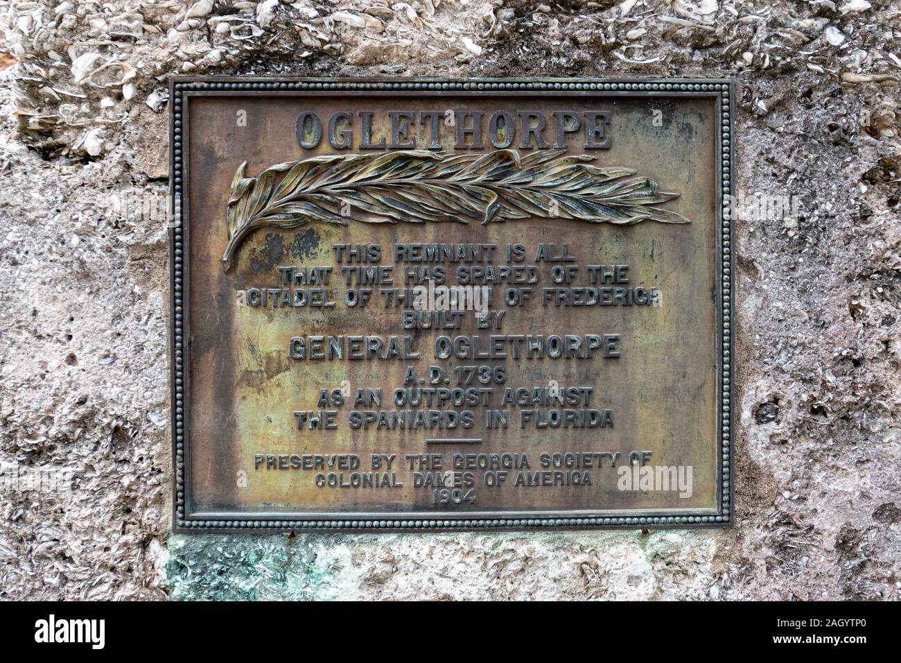Eine Plakette vom Fort Frederica zum Gedenken an General Oglethorpe als Verteidigung der Englischen gegen die Spanische in Florida. Stockfoto